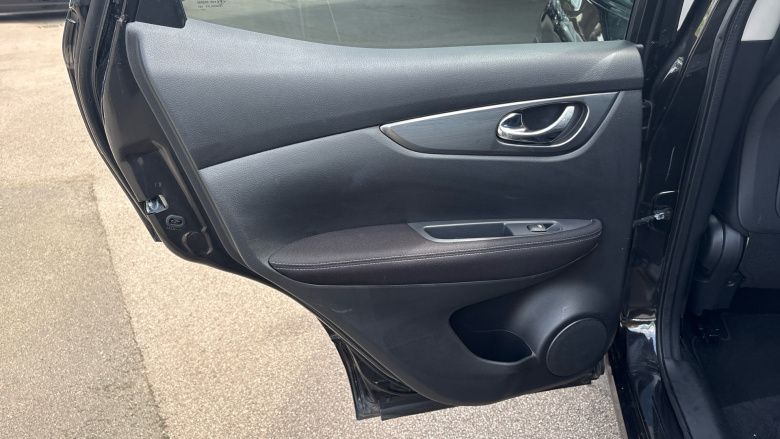 Nissan Qashqai 1.2 DiG-T N-Connecta 5dr Petrol Hatchback